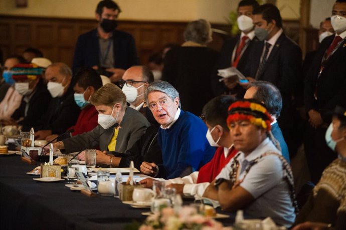 04 October 2021, Ecuador, Quito: Guillermo Lasso (C), President of Ecuador, and Alexandra Vela (6th L), Chair of the Cabinet, attend a meeting with indigenous leaders at the Presidential Palace. The head of state received representatives of the Alliance