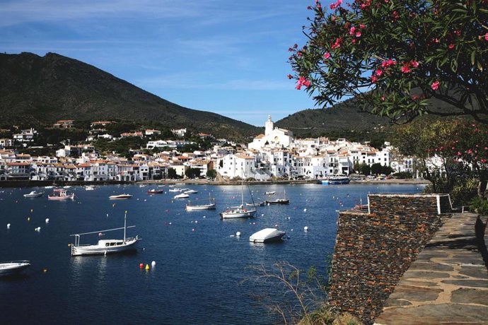 Archivo - Panormica De La Vila De Cadaqués, A La Primavera, En Primer Pla Surt Una Planta