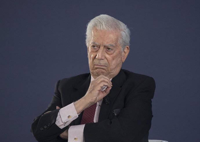Mario Vargas Llosa (c) durante su intervención en un debate sobre 'Libertad frente al populismo' junto a Leopoldo López, opositor al régimen chavista y premio Sájarov, y el presidente de la Junta de Andalucía, Juanma Moreno, en el en el marco de la Conv