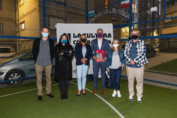 El vicepresidente, Pablo Zuloaga, asiste a la proyección de películas sobre historias del Barrio San Francisco, enmarcadas en el proyecto Recuerdos en súper 8 de la Filmoteca de Cantabria