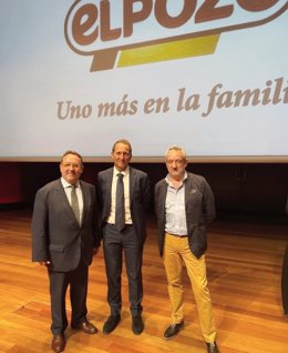 José Andrés Alarcón, director Comercial de Elaborados de El Pozo Alimentación (centro), junto con el presidente de Hostelería de España (izq.), José Luis Yzuel, y el presidente de Marcas de Restauración (dcha.), Carlos Pérez Tenorio.