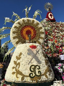 Archivo - Virgen del Pilar con manto de flores rojo precedida por otra de manto blanco