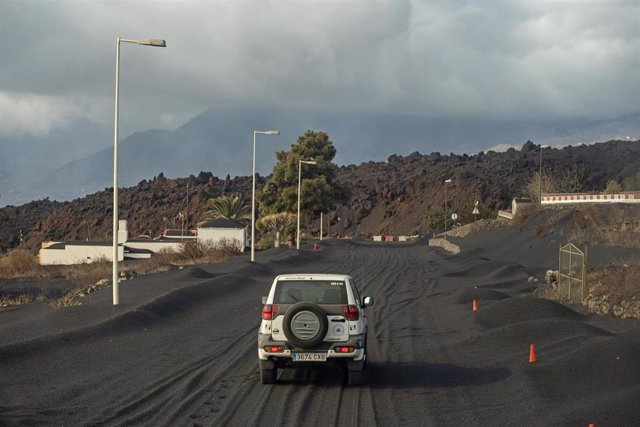 La ceniza del volcán de Cumbre Vieja cubre la zona turistica de la localidad de Puerto Naos durante el 4 de octubre