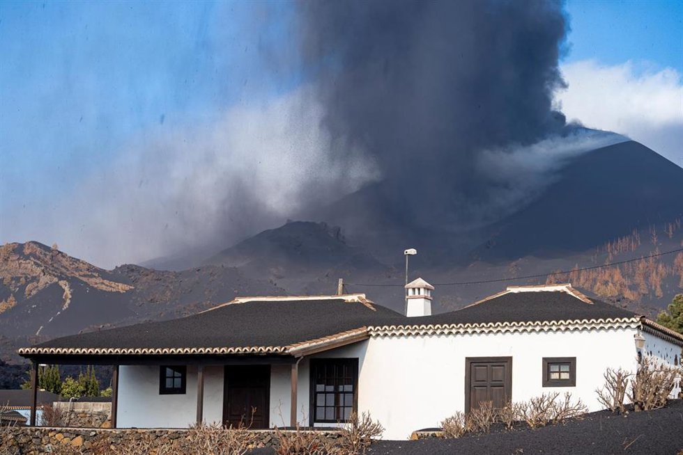 El volcán de Cumbre Vieja desde su lado sur, a 4 de octubre de 2021, en La Palma, Santa Cruz de Tenerife, Canarias (España). Este lunes el Comité Director del Pevolca ha acordado reforzar los trabajos de monitorización y vigilancia tras la aparición de 