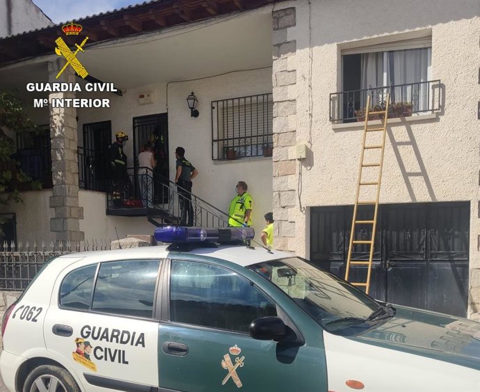 La Guardia Civil auxiliando a una mujer que se había desmayado en Yunclillos
