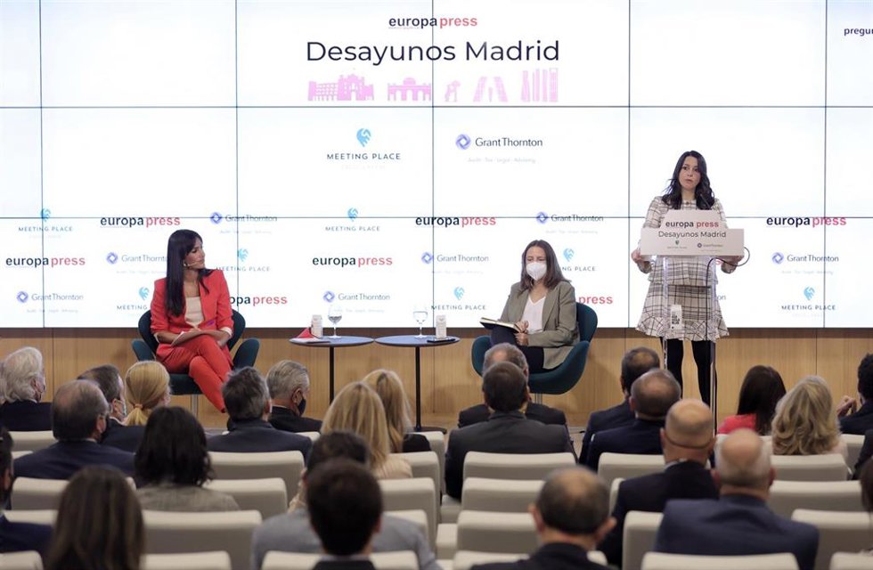La líder de Cs, Inés Arrimadas, interviene en un Desayuno Informativo organizado en el Auditorio Meeting Place, a 5 de octubre de 2021, en Madrid, (España).