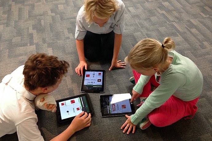 Archivo - Niños y móviles, tabletas.