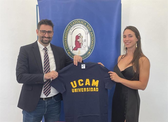 Lucía Aguado, The Saiyan Kiwi, junto a Samuel Mendoza, director general de UCAM Esports Club, durante la firma del convenio