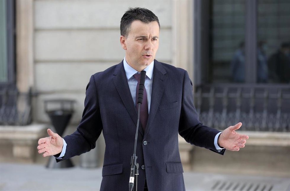 El portavoz parlamentario del PSOE, Héctor Gómez, ofrece declaraciones a los medios en el patio del Congreso, a 30 de septiembre de 2021, en Madrid (España).