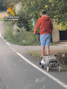 Interceptado por circular con un patinete por la N-232 con un carro de la compra