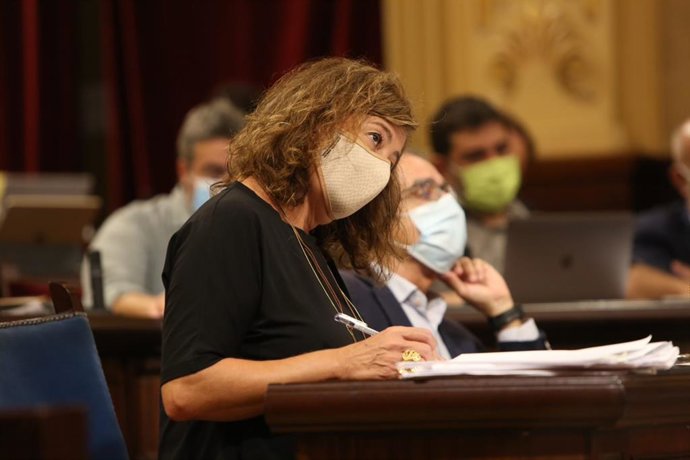La presidenta del Govern, Francina Armengol, en el salón de plenos del Parlament durante el Debate de Política General 2021.