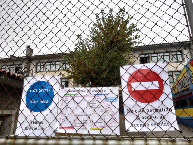 Archivo - Carteles con restricciones por coronavirus en el Colegio Público La Gesta de Oviedo.