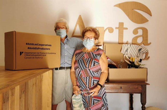 Entrega de uno de los lotes de la campaña 'Amb el producte de Mallorca'.