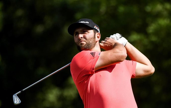 Archivo - Jon Rahm ejecuta un golpe durante un torneo