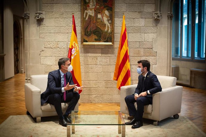 El presidente del Gobierno, Pedro Sánchez (i), y el de la Generalitat, Pere Aragons (d), se reúnen en el Palau de la Generalitat antes de que se celebre la segunda reunión de la mesa del diálogo entre el Gobierno central y el Govern catalán. ARCHIVO.