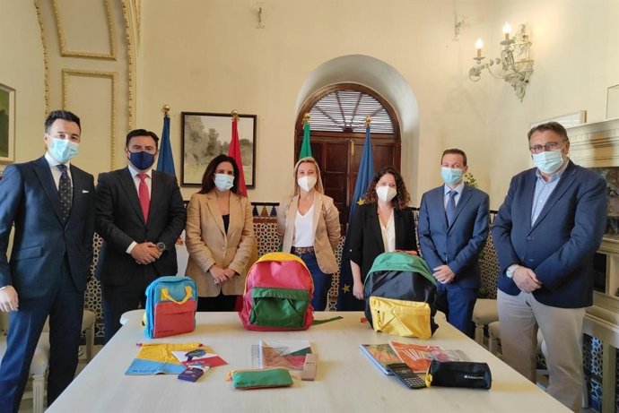 La alcaldesa de Alcalá de Guadaíra, Ana Isabel Jiménez, junto a la delegada de Servicios Sociales, Virginia Gil, ha recibido en la alcaldía a los representantes de la Fundación y la Caixa en Alcalá.