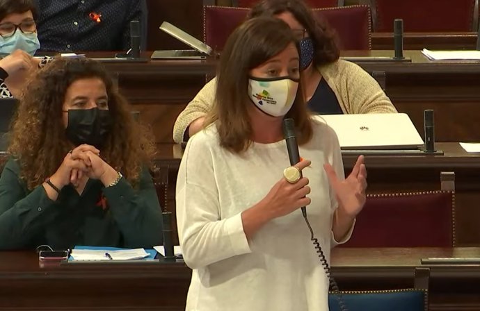Archivo - La presidenta del Govern, Francina Armengol, en el pleno del Parlament.