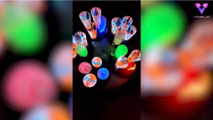 El artista ruso Zerg Dragonymous transforma unos simples vasos en un espectáculo lumínico gracias a la ciencia
