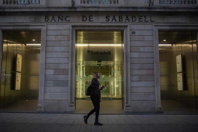 Archivo - Sede histórica del Banc Sabadell en Sabadell, Barcelona, Catalunya (España), a 17 de noviembre de 2020. 