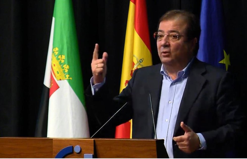 El presidente de la Junta, Guillermo Fernández Vara, en la inauguración de un foro sobre el papel de la sanidad en la España post-Covid