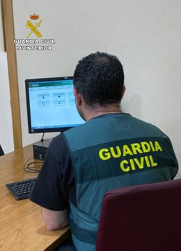 Imagen de un agente de la GUardia Civil durante la investigación