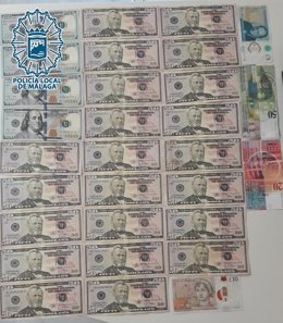 Una vecina entrega a la Policía Local una carpeta con documentación y más de 1.300 euros en moneda extranjera encontrada en la calle