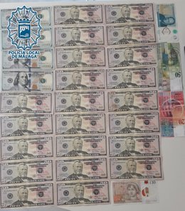 Una vecina entrega a la Policía Local una carpeta con documentación y más de 1.300 euros en moneda extranjera encontrada en la calle
