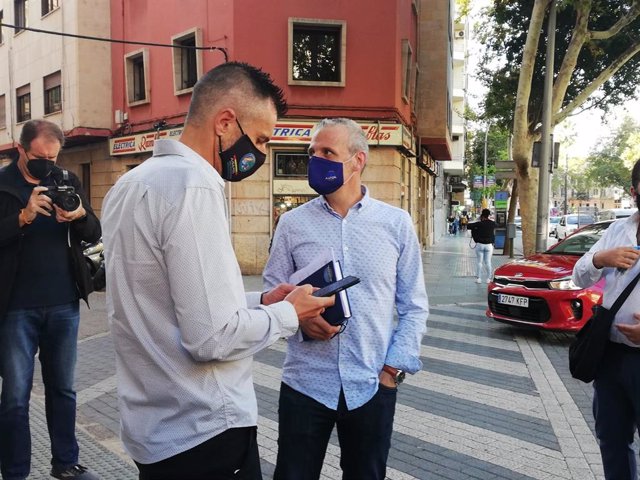 Los representantes de Jupol, Pablo Pérez y Chechu Enrique, antes de entrar al Juzgado este martes por el caso del vídeo viral de policías entrando en un piso en Palma durante el confinamiento.