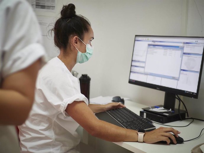 Archivo - Una profesional sanitaria trabaja en el dispositivo de vacunación instalado por el Servicio Navarro de Salud en el antiguo colegio de Maristas, a 13 de agosto de 2021, en Pamplona, Navarra (España). El Departamento de Salud activó el 5 de agos