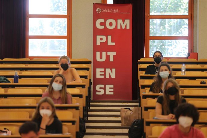 Archivo - Varios estudiantes sentados en un aula el día del comienzo de los exámenes de selectividad 2021.