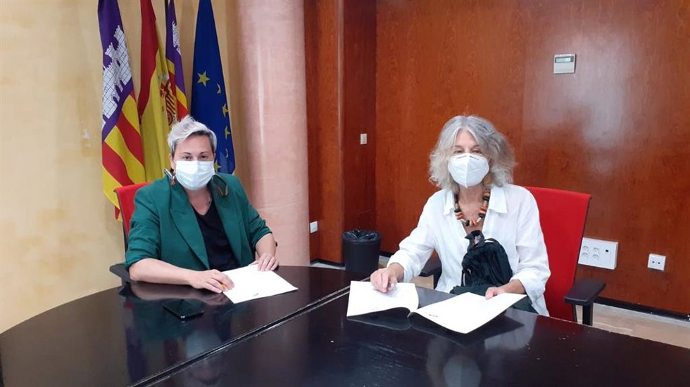La regidora de Justicia Social, Feminismo y LGTBI de Palma, Sonia Vivas, y la presidenta de la asociación Amigos del Pueblo Saharaui de Baleares, Catalina Rosselló.