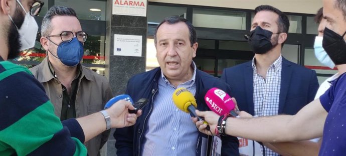 El secretario general del PSOE de Málaga, José Luis Ruiz Espejo, atiende a los medios