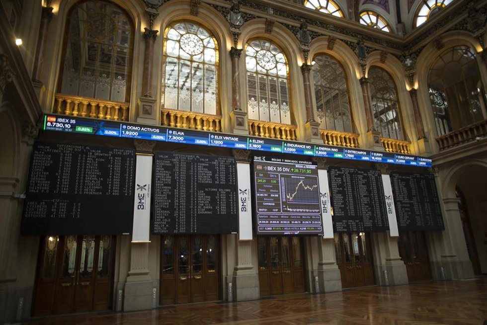 Archivo - Valores del Ibex 35 en los paneles del Palacio de la Bolsa, a 9 de julio de 2021, en Madrid, (España).