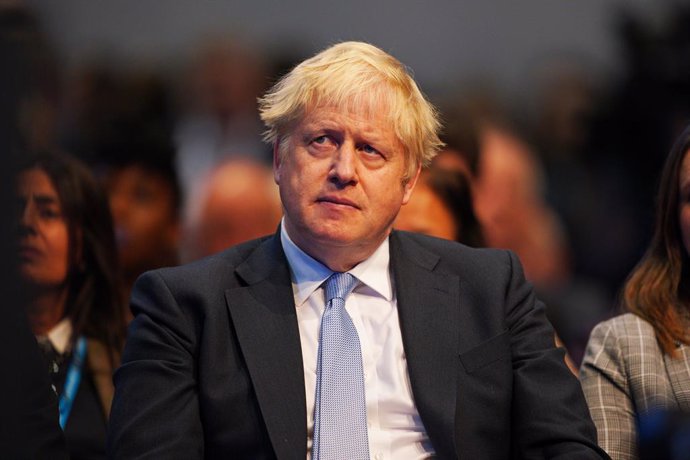 04 October 2021, United Kingdom, Manchester: UK Prime Minister Boris Johnson watches on as Chancellor of the Exchequer Rishi Sunak speaks during the Conservative Party Conference. Photo: Peter Byrne/PA Wire/dpa