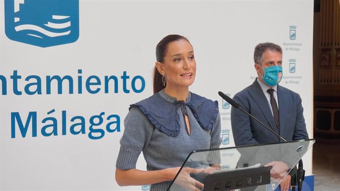 Archivo - La portavoz del PP en el Ayuntamiento de Málaga, Elisa Pérez de Siles, y el viceportavoz 'popular' y concejal de Economía y Hacienda, Carlos Conde,