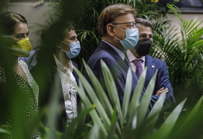 El presidente de la Generalitat Valenciana, Ximo Puig (2d), inaugura Iberflora y Ecofira, en el regreso de la celebración de ferias profesionales en Feria de Valencia, a 5 de octubre de 2021, en Valencia