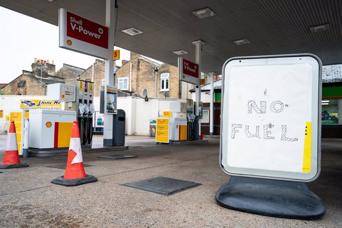 04 October 2021, United Kingdom, London: A sign reading "No fuel" is seen on the forecourt of a petrol station. Soldiers have been deployed in the UK since Monday to stem the ongoing fuel shortage at British petrol stations. Photo: Dominic Lipinski/PA W