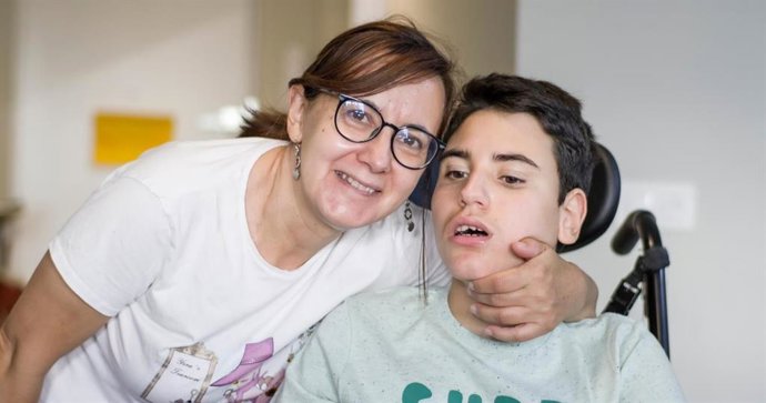 Marta Cañón y su hijo Nicolás, que tiene parálisis cerebral.