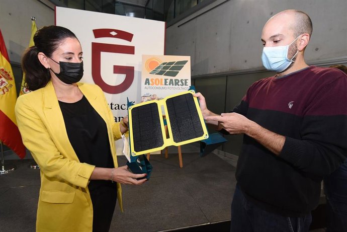 Presentación de una campaña sobre las ventajas de instalar placas solares en los domicilios