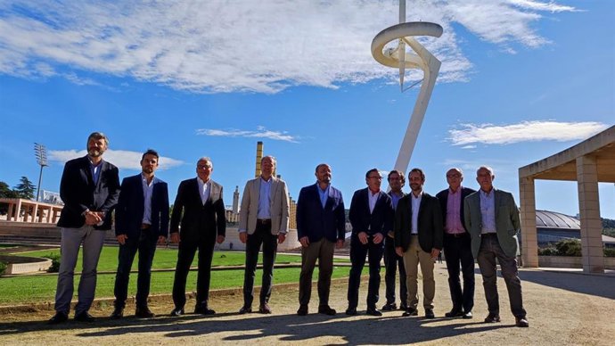 El líder del PP de Catalunya, Alejandro Fernández, junto con líder del PP en Aragón, Luis María Beamonte; el alcalde de Zaragoza, Jorge Azcón, y el presidente del PP en el Ayuntamiento de Barcelona, Josep Bou, en la Anilla Olímpica