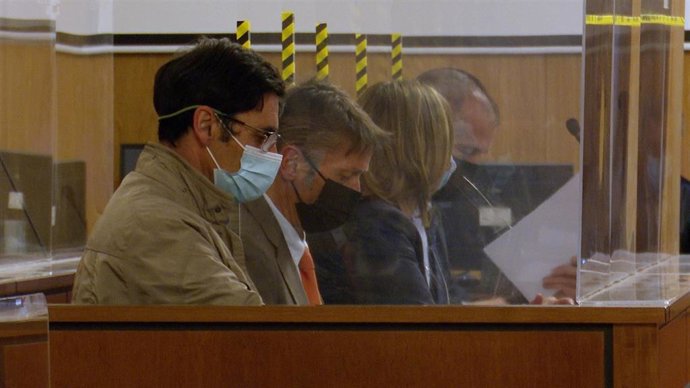 Lino Rodríguez, en primer plano, durante el inicio del juicio en la Audiencia de Valladolid.