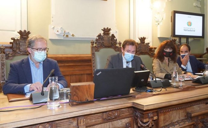 Mesa de presidencia del Pleno municipal del Ayuntamiento de Valladolid.