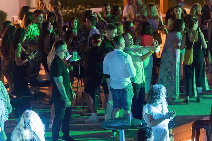 Archivo - Público asistente durante una prueba piloto del ocio nocturno en el Hard Rock de Ibiza, a 25 de junio de 2021. 