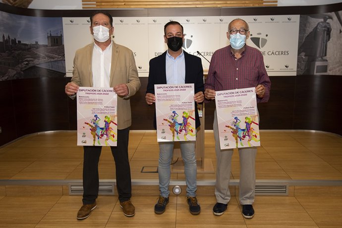 Autoridades en la presentación del Trofeo Diputación de Cáceres de Baloncesto