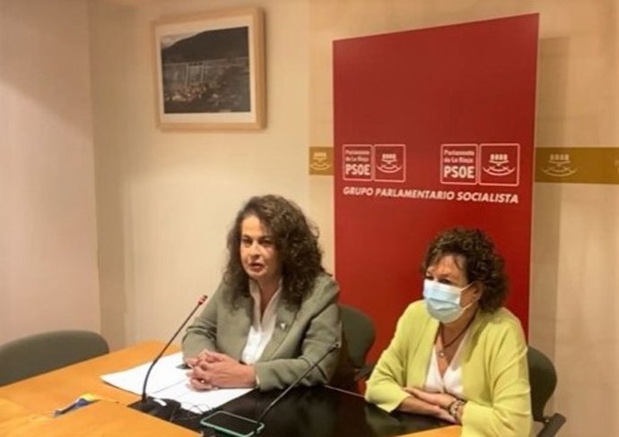 Carla Antonelli, junto con la diputada regional socialista Aan Santos, en su comparecencia ante los medios de comunicación previa a su intervención en el Parlamento riojano sobre la Ley Trans