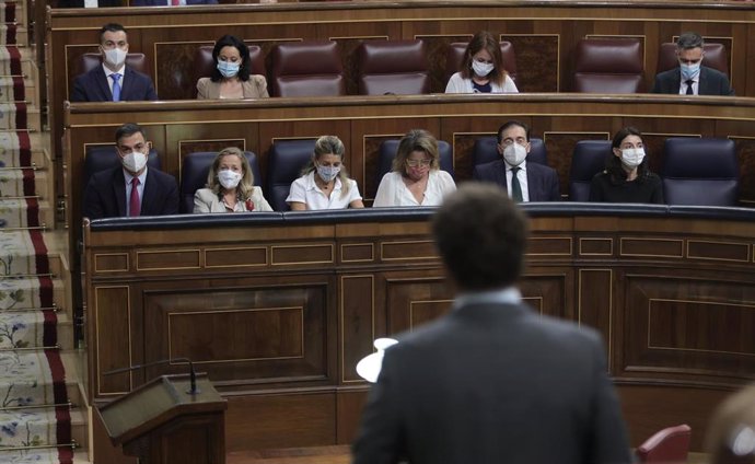 El presidente del Gobierno, Pedro Sánchez, observa la intervención del líder del PP, Pablo Casado, en una sesión de control al Gobierno en el Congreso de los Diputados, a 15 de septiembre de 2021, en Madrid, (España). 