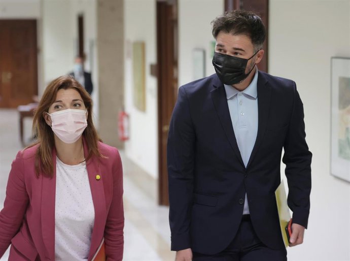 El portavoz parlamentario de la ERC, Gabriel Rufián (d), se dirige a una Junta de Portavoces en el Congreso