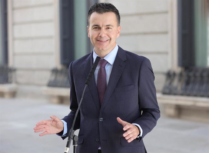 El portavoz parlamentario del PSOE, Héctor Gómez, ofrece declaraciones a los medios 