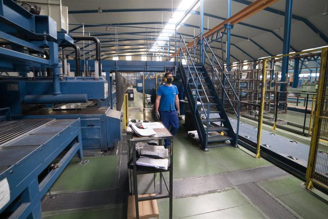 Archivo - Un trabajador durante su jornada laboral en la empresa Extrusión Toledo, innovadora en la fabricación de perfiles metálicos, que ha creado y patentado un modelo de separadores en restaurantes durante la pandemia de Covid-19, en Toledo, Castilla-