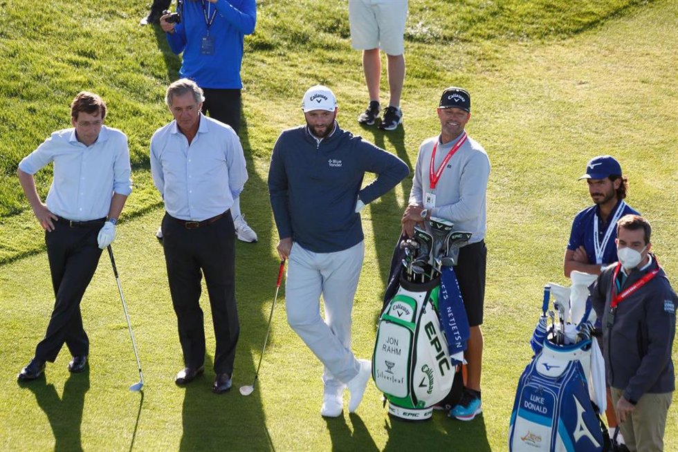Jon Rahm inspecciona el campo del Open de España junto con el alcalde de Madrid